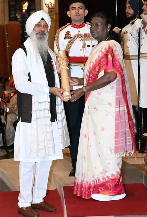ਭਾਈ ਹਰਜਿੰਦਰ ਸਿੰਘ ਸ੍ਰੀਨਗਰ ਵਾਲਿਆਂ ਨੂੰ ਪਦਮਸ੍ਰੀ ਪੁਰਸਕਾਰ ਦਿੰਦੇ ਹੋਏ ਰਾਸ਼ਟਰਪਤੀ ਦਰੋਪਦੀ ਮੁਰਮੂ