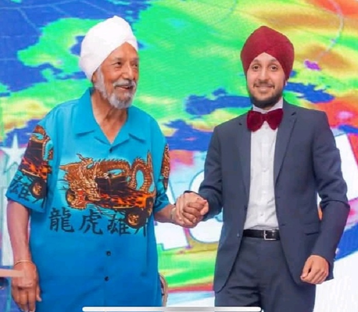 ਦੀਦਾਰ ਸਿੰਘ ਪਰਦੇਸੀ ਆਪਣੇ ਪੋਤਰੇ ਨਾਲ