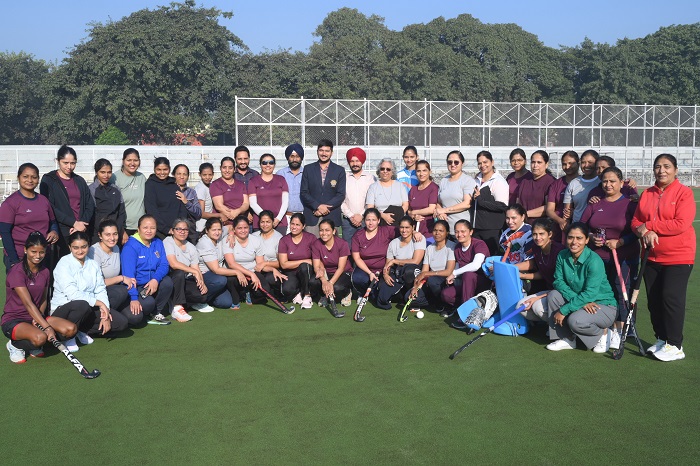 RCF 's EX and Present Womeen Hockey Players