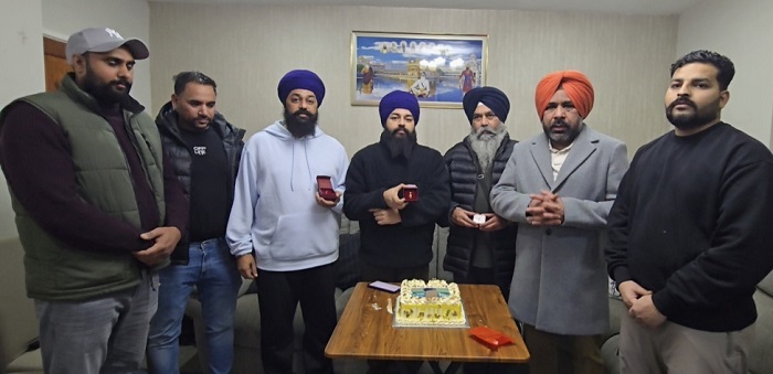 Screenshot_20260104_101427_Gallery ਕੈਪਸਨ:- ਭਾਈ ਮਲਕੀਤ ਸਿੰਘ ਬੱਗਾ,ਬਲਜਿੰਦਰਜੀਤ ਸਿੰਘ ਪੰਛੀ ਢੱਡੇ ਅਤੇ ਜਤਿੰਦਰਜੀਤ ਸਿੰਘ ਪੰਛੀ ਢੱਡੇ ਦਾ ਸਨਮਾਨ ਕਰਦੇ ਹੋਏ ਪਿੰਡ ਢੱਡੇ ਦੇ ਇੰਗਲੈਂਡ ਚ ਰਹਿ ਰਹੇ ਪਰਿਵਾਰ।