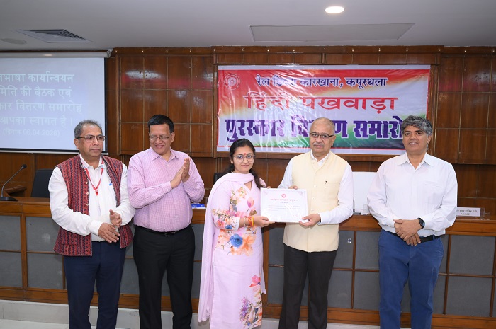 Award winners of various competitions in Hindi being awarded by GM RCF (2)