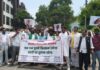 पुलिसिया उत्पीड़न के खिलाफ काकरोच का पोस्टर लेकर सड़क पर उतरे किसान